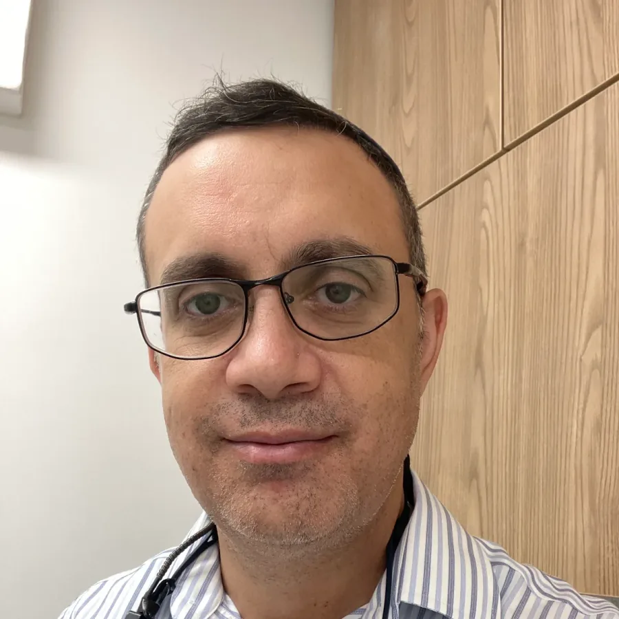 ד"ר גבריאל יואל במרפאת השיניים שלו ברמת בית שמש.